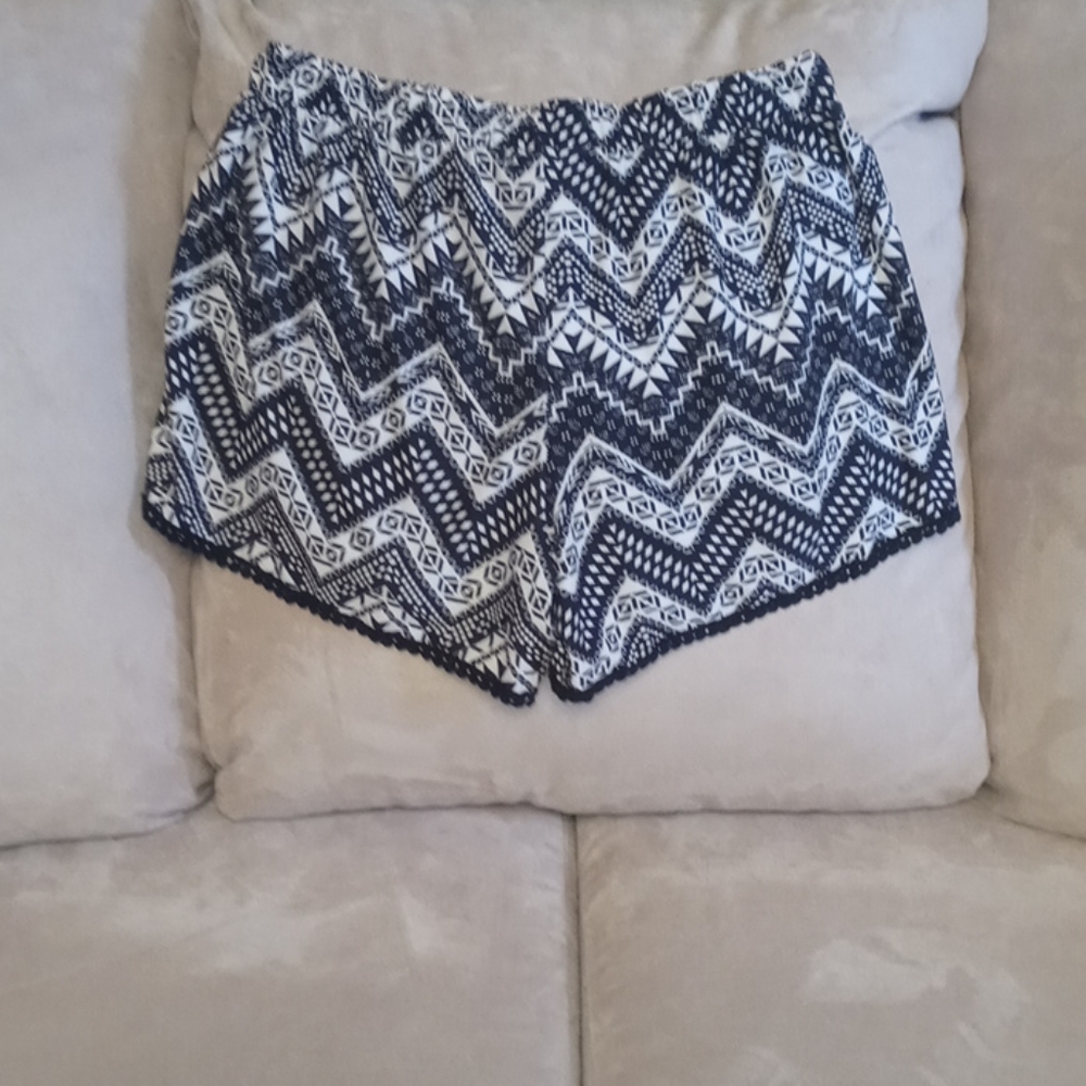 🖤🤍SOFT SHORTS🖤🤍 - Picture 3 of 4
